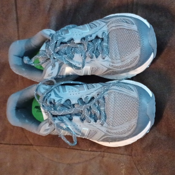 NEW BALANCE, EUC WOMENS SHOES, SIZE 8. GRAY, BLUE, AND WHITE AND BLUE SOLES. - Picture 2 of 9
